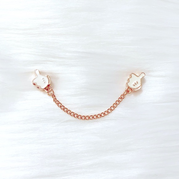 💎Rose Gold Plated Mickey Mouse White Gloves And Chain Spacer Bead - Picture 1 of 2